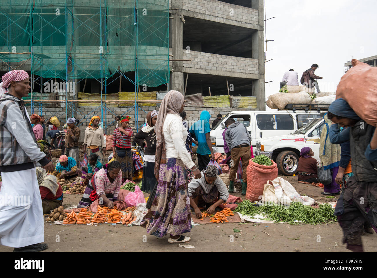 Addis Abeba, Etiopia- la gente del luogo di acquisto e di vendita di verdure a Addis Mercato, il più grande mercato all'aperto in Africa. Foto Stock