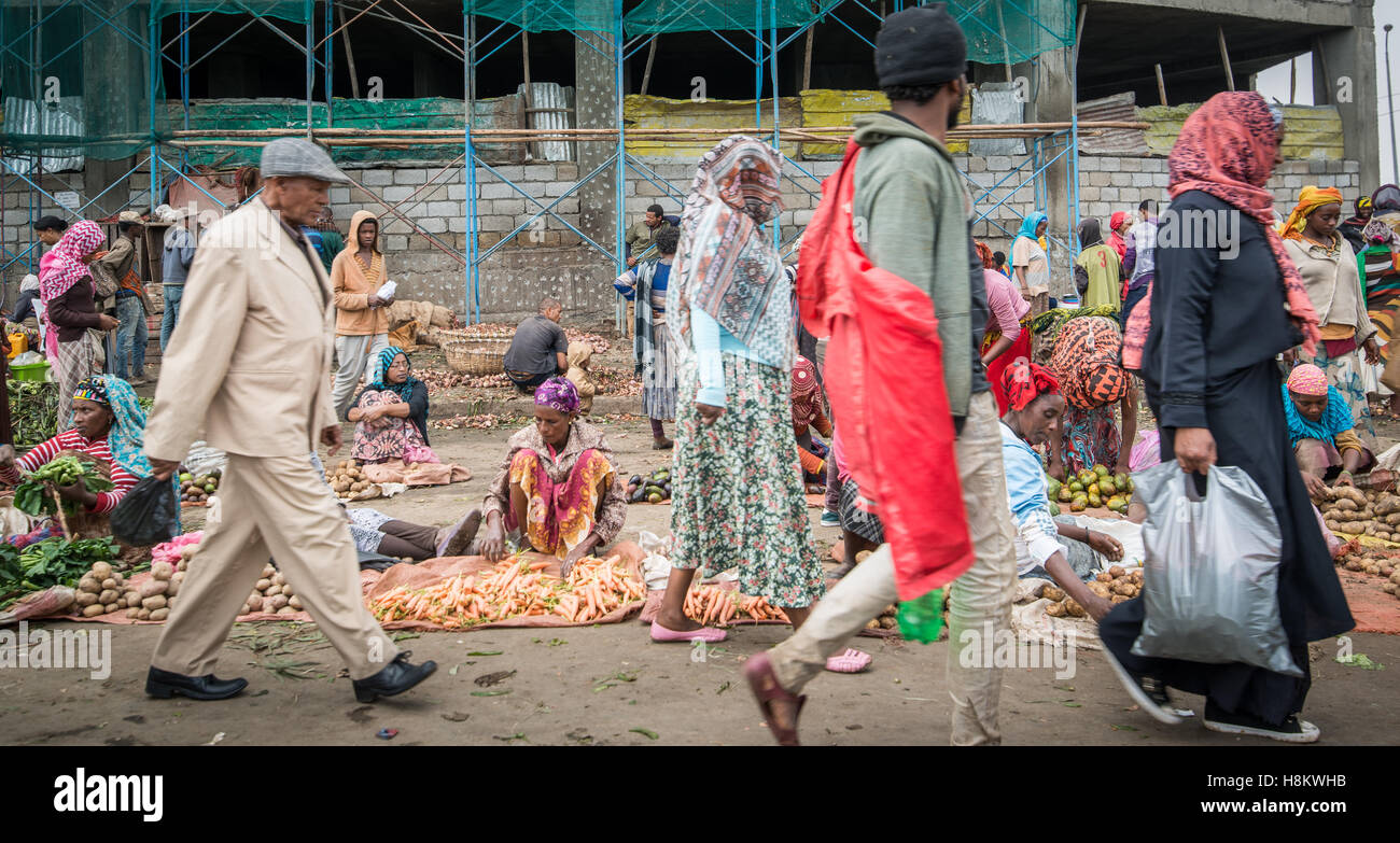 Addis Abeba, Etiopia- la gente del luogo di acquisto e di vendita di verdure a Addis Mercato, il più grande mercato all'aperto in Africa. Foto Stock