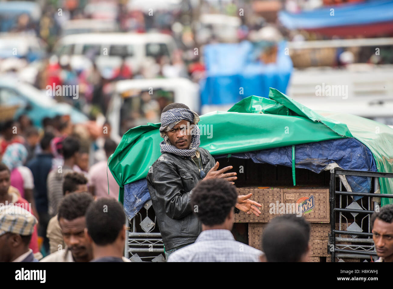 Addis Abeba, Etiopia- la folla di gente del posto a Addis Mercato, il più grande mercato all'aperto in Africa. Foto Stock