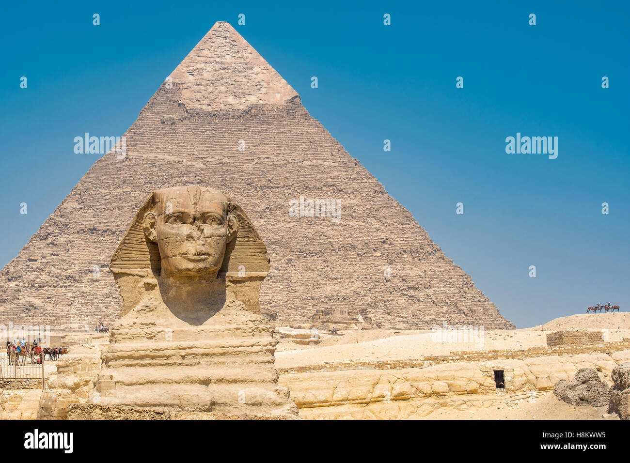 Il Cairo, Egitto la Grande Sfinge di Giza indipendente alto con le grandi piramidi di Giza in background. Questo particolare è Th Foto Stock