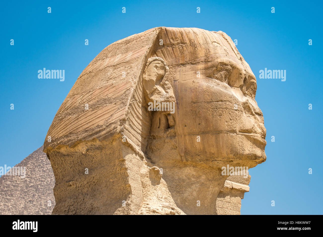 Il Cairo, Egitto la Grande Sfinge di Giza indipendente alto con le grandi piramidi di Giza in background. Questo particolare è Th Foto Stock