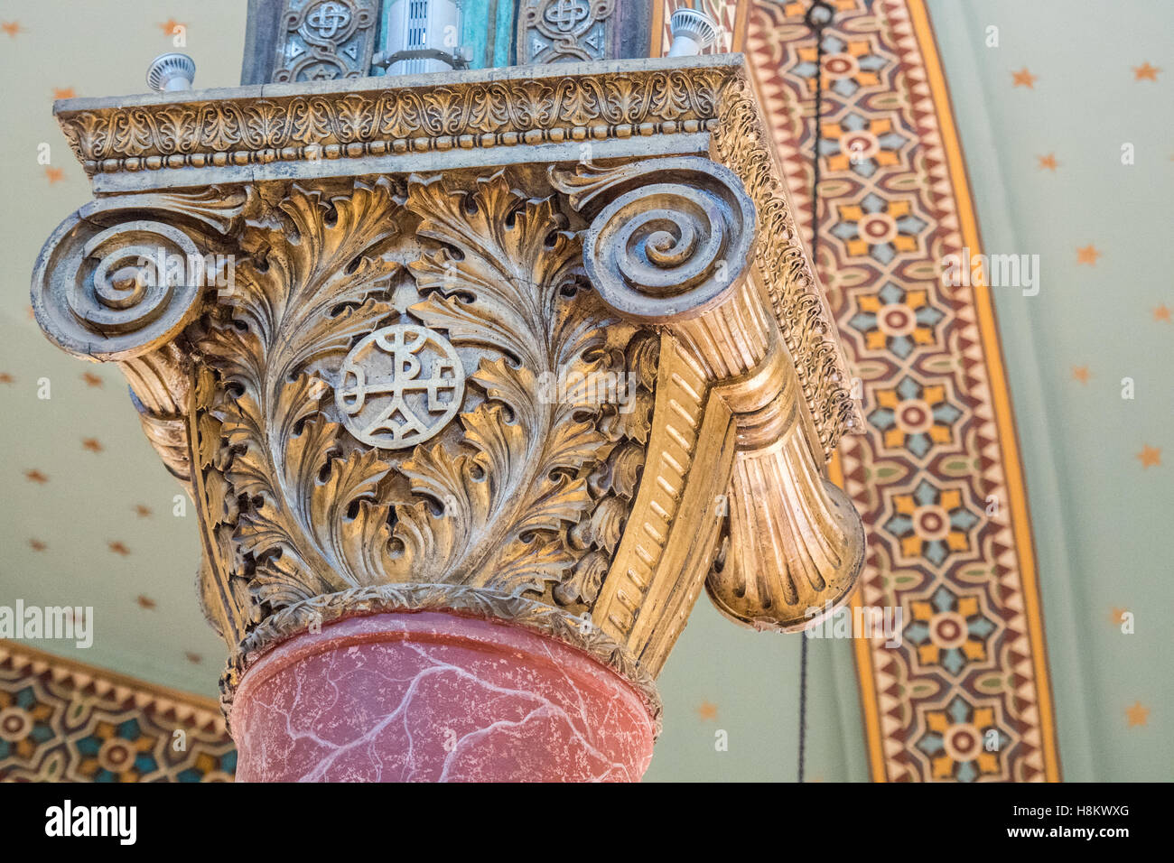 Il Cairo, Egitto. Dettagli di riccamente intagliato disegni sui montanti interni del monastero di San Giorgio nella chiesa copta Trimestre in Foto Stock