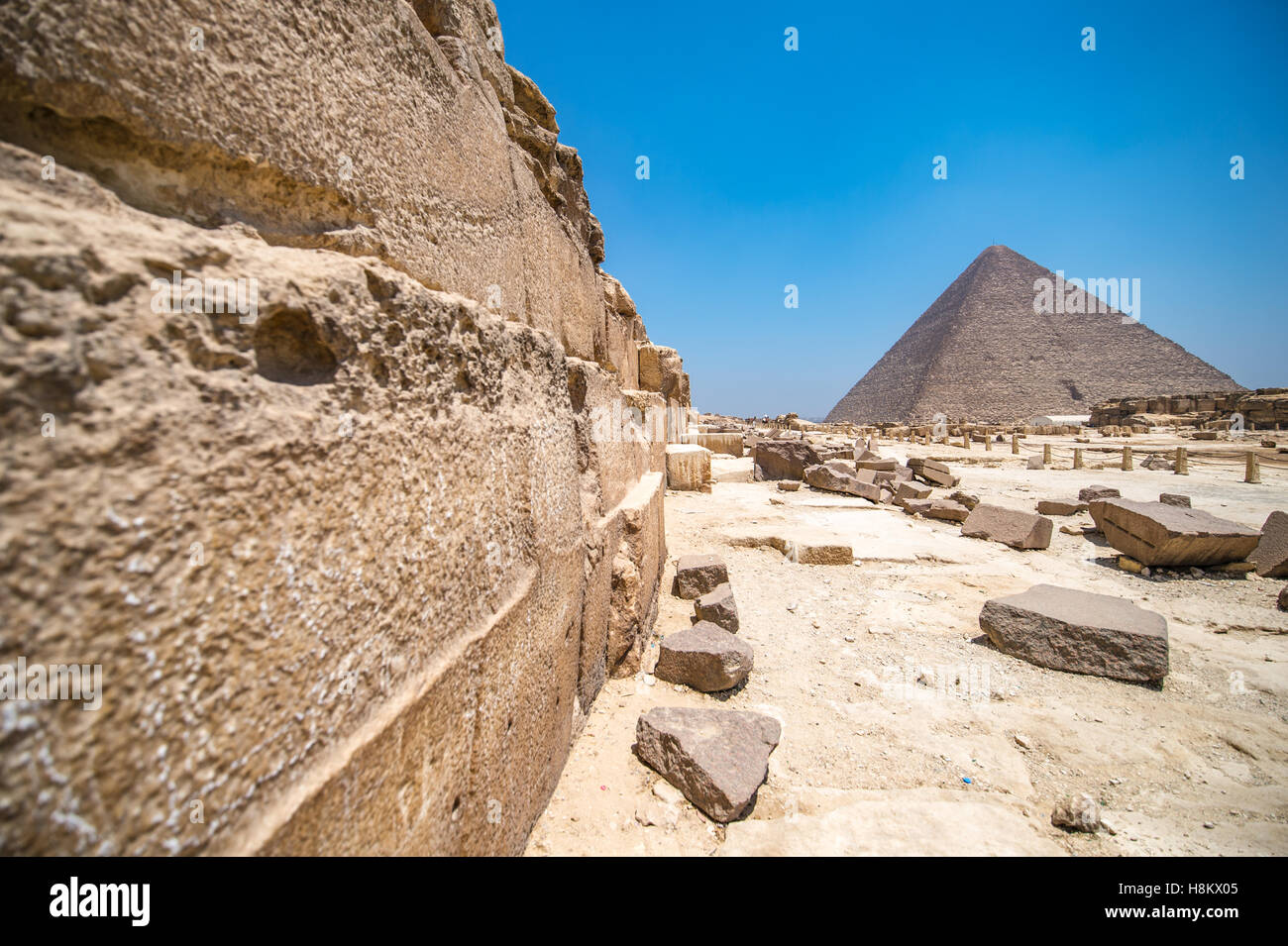 Il Cairo, Egitto. Close up worm'occhio dell'involucro pietre (calcare) che compongono le Grandi Piramidi di Giza. Foto Stock