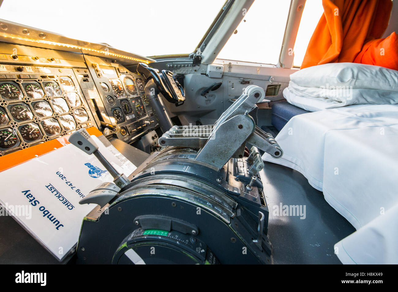 Stoccolma Arlanda, Svezia - il velivolo controlli all'interno del cockpit camera presso il Jumbo soggiorno (Jumbohostel), un ostello che è un Foto Stock