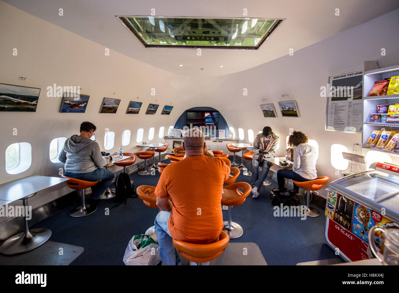 Stoccolma Arlanda, Svezia - l'area lounge all'interno del Soggiorno Jumbo (Jumbohostel), un ostello che è un convertito Boeing 747 airli Foto Stock