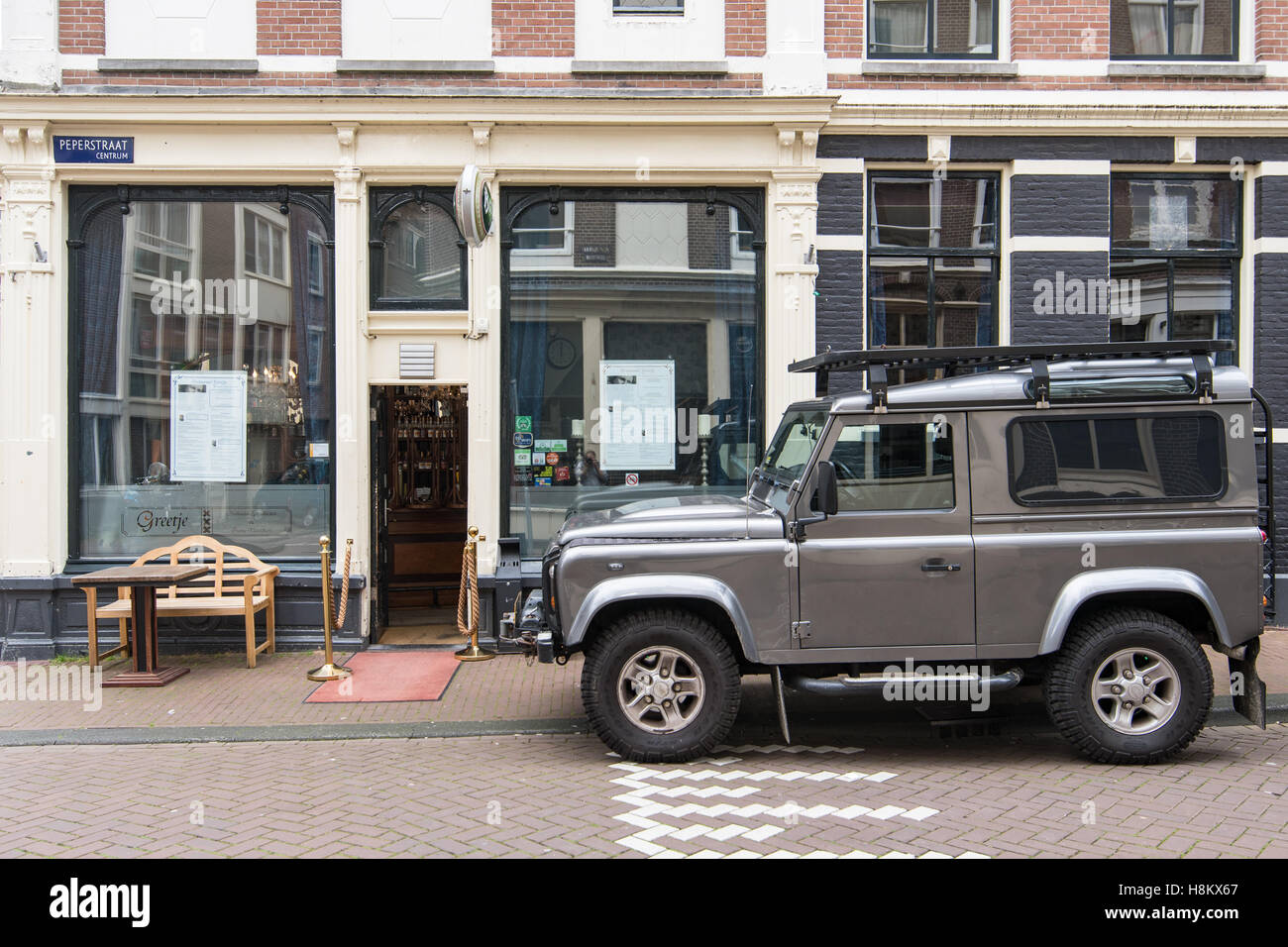 Amsterdam, Paesi Bassi Ristorante locale con un land rover parcheggiato di fronte. Foto Stock