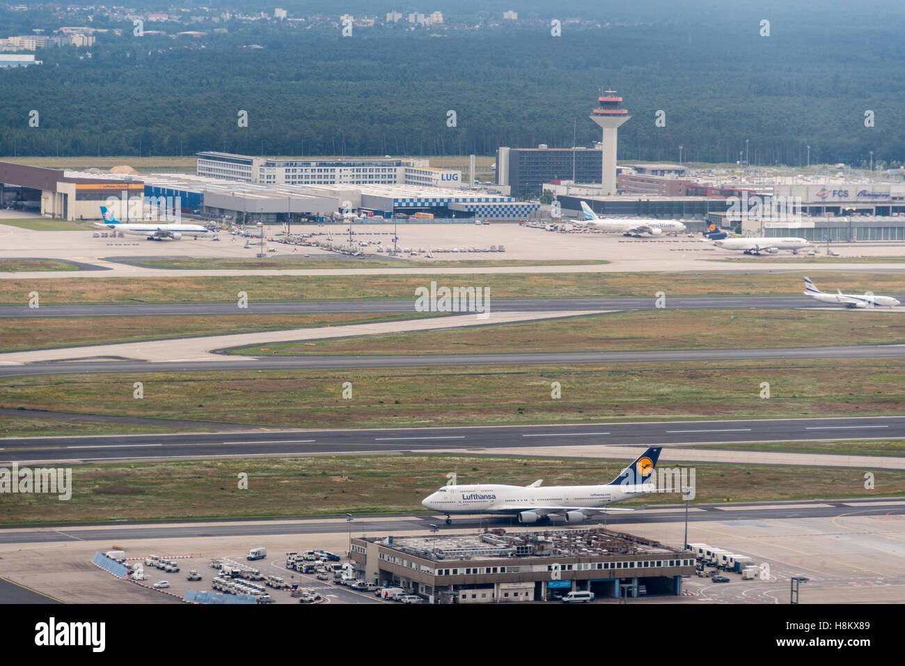 Francoforte, Germania- Un aereo in partenza dall'aeroporto di Francoforte a Francoforte in Germania. Foto Stock
