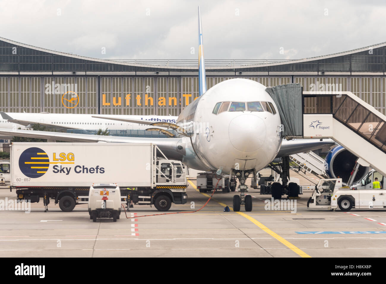 Francoforte, Germania- aerei ai loro capi all'aeroporto di Francoforte a Francoforte in Germania. Foto Stock