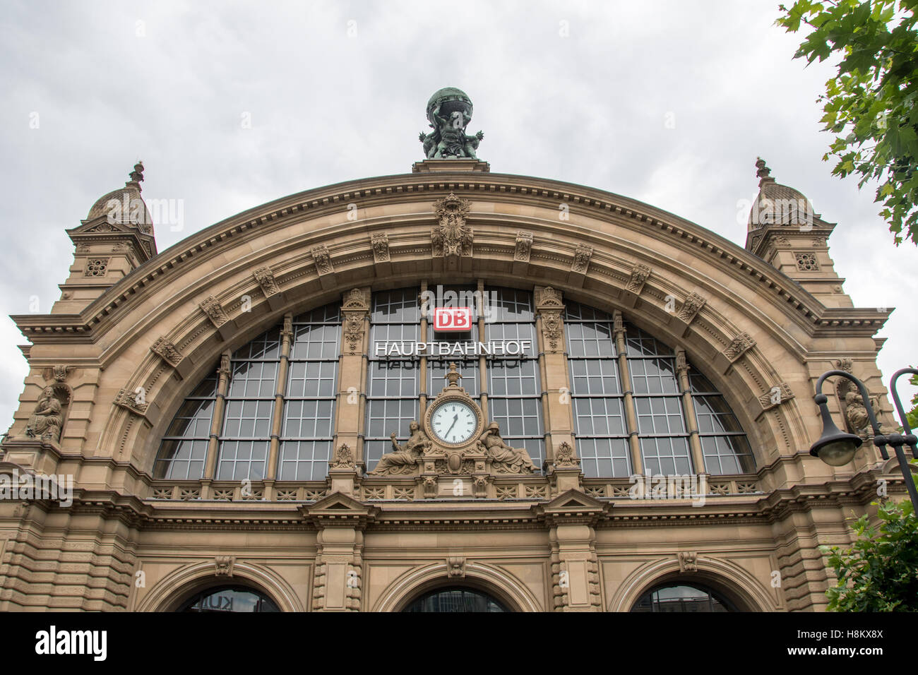 Francoforte, Germania- la stazione ferroviaria Hauptbahnhof (HBF) si trova a Francoforte, in Germania. Foto Stock