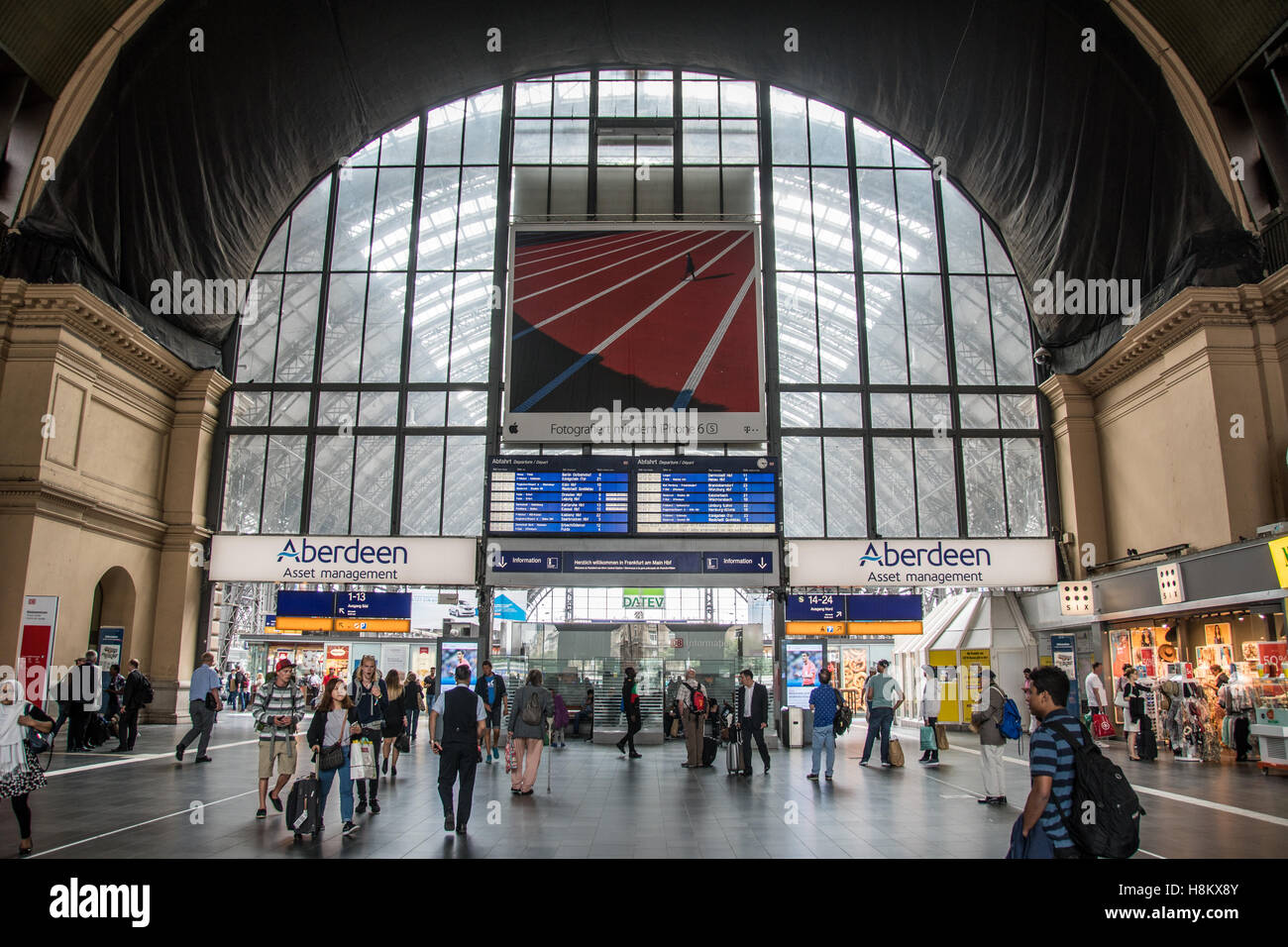 Francoforte, Germania- la stazione ferroviaria Hauptbahnhof (HBF) si trova a Francoforte, in Germania. Foto Stock
