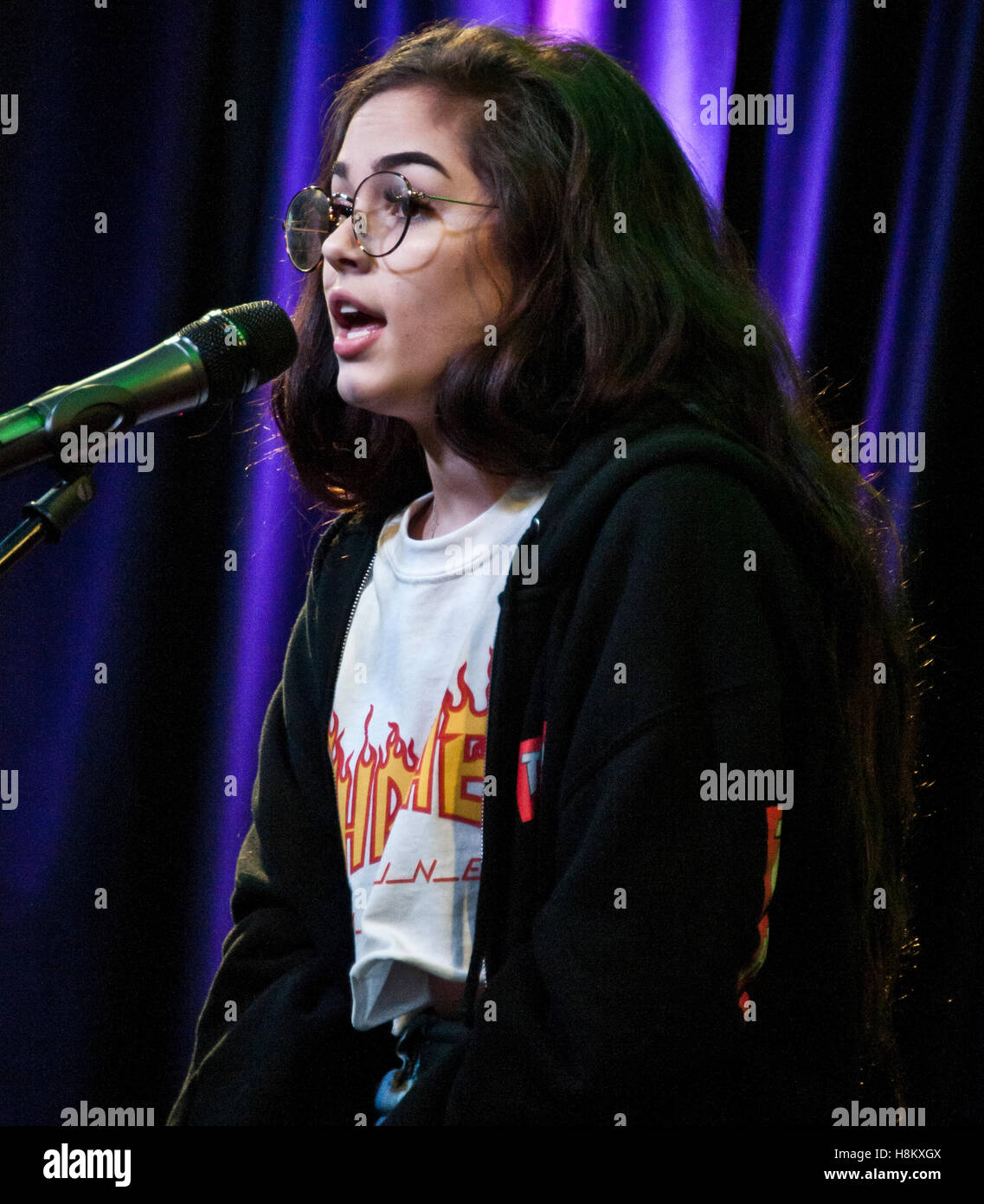 Bala Cynwyd, PA, Stati Uniti d'America. 10 Novembre, 2016. American Singer-Songwriter Maggie Lindemann visite Q102's teatro delle prestazioni. © Paul Froggatt/FamousPix Foto Stock