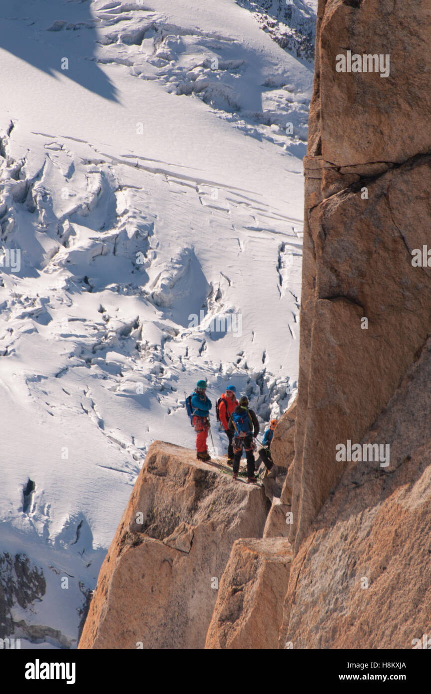 Arrampicatori sulla Aiguille du Midi, Chamonix-Mont-Blanc, Francia Foto Stock