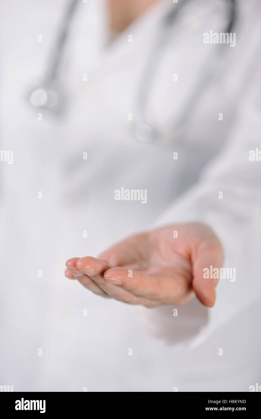 Medico donna mano di prestito di denaro richiesta per il servizio di messa a fuoco selettiva Foto Stock