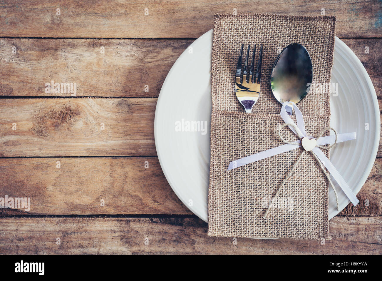 Tavola di natale posto impostazione e argenteria su legno con lo spazio. Foto Stock