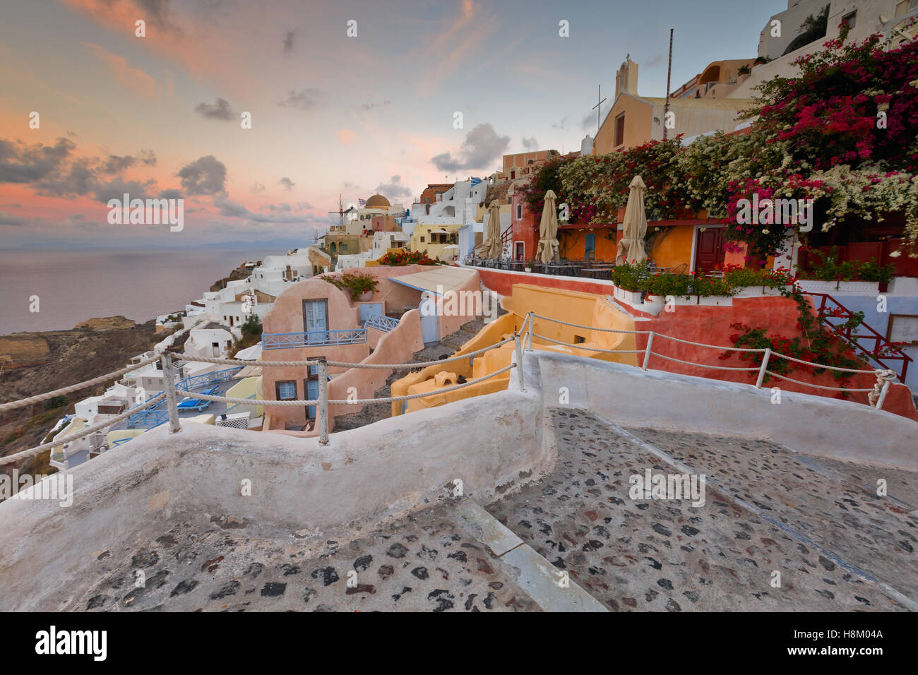 Vista del villaggio di Oia sull isola di Santorini in Grecia. Foto Stock