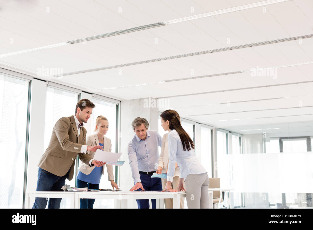 Team di business persone aventi una discussione a tavola nel nuovo ufficio Foto Stock