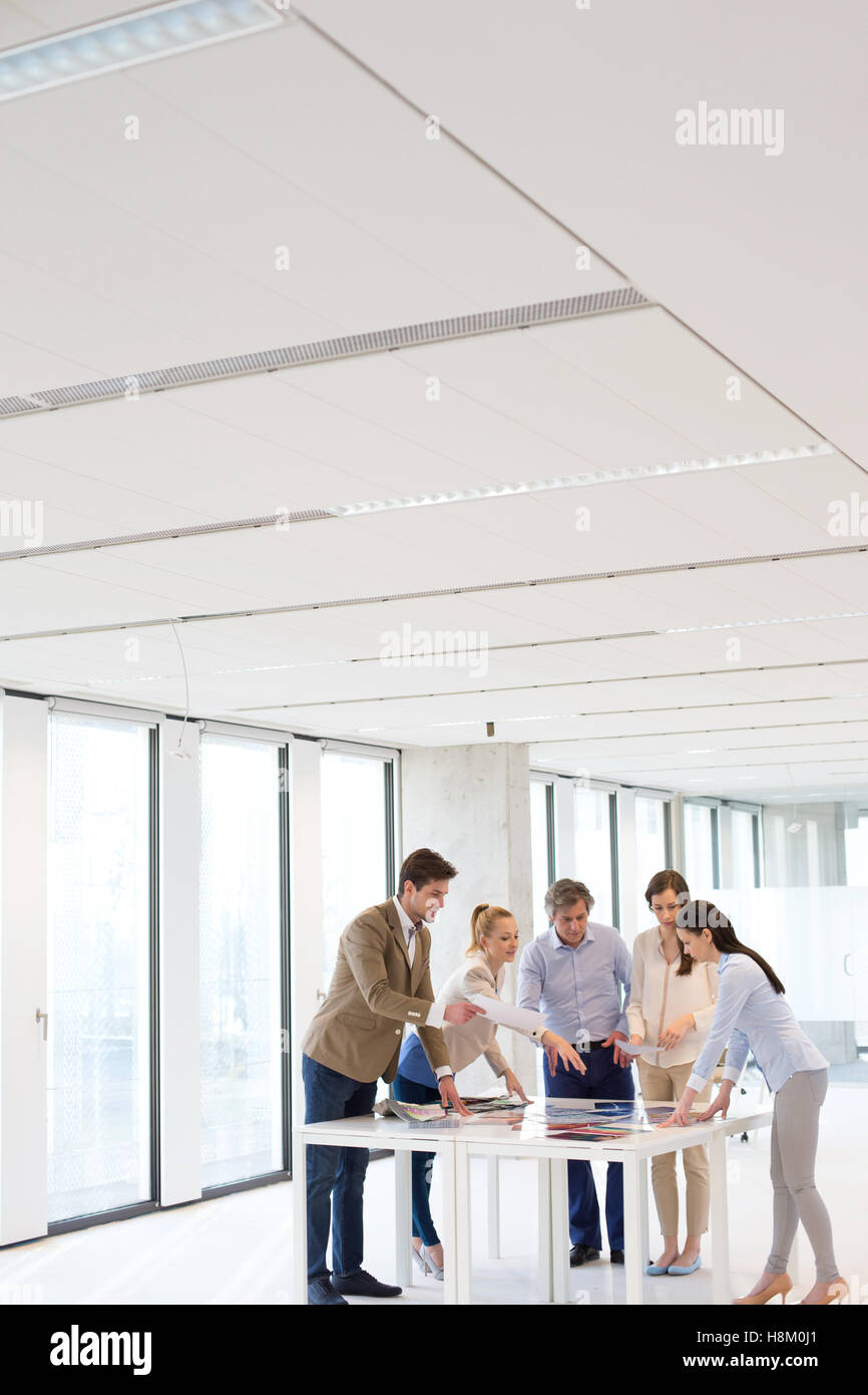 Team di business persone aventi una discussione al tavolo in ufficio Foto Stock