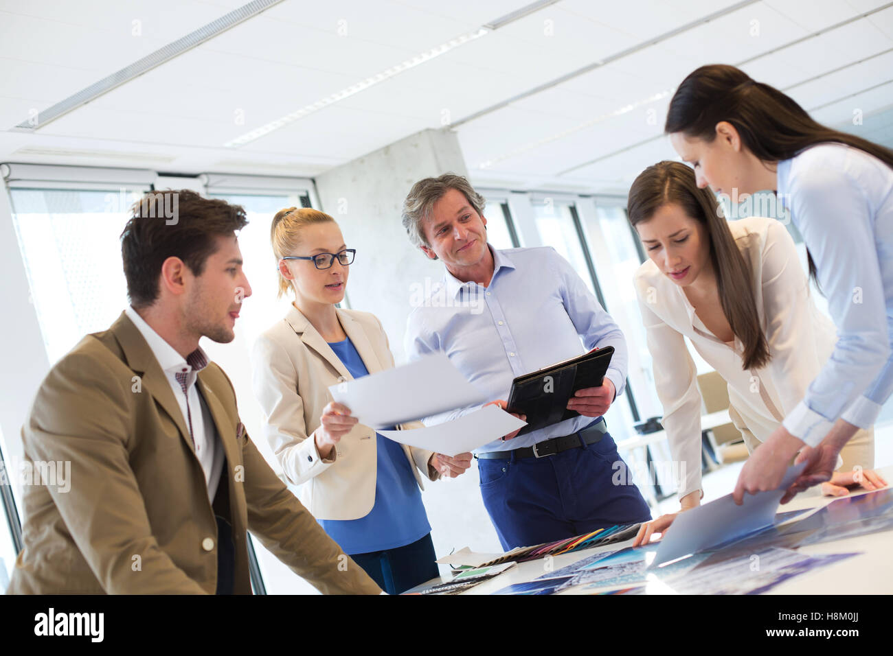Maschio e femmina design professionisti che lavorano su un nuovo progetto in ufficio Foto Stock