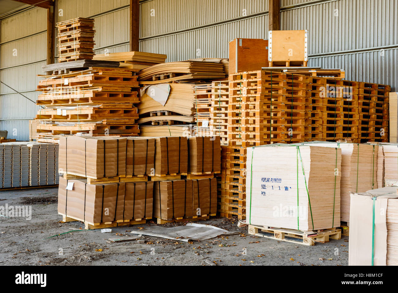 Brakne Hoby, Svezia - 29 Ottobre 2016: documentario della locale area industriale. Legname Outdoor storage area sotto il tetto, con palle Foto Stock