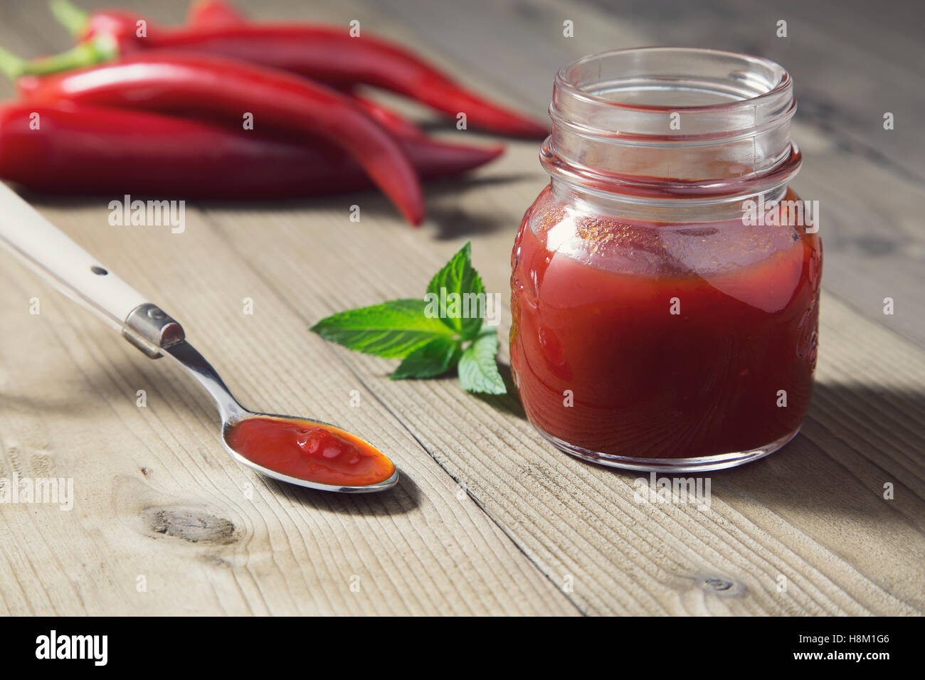 Ritratto di peperoncino rosso confettura giacente su un cucchiaino Foto Stock