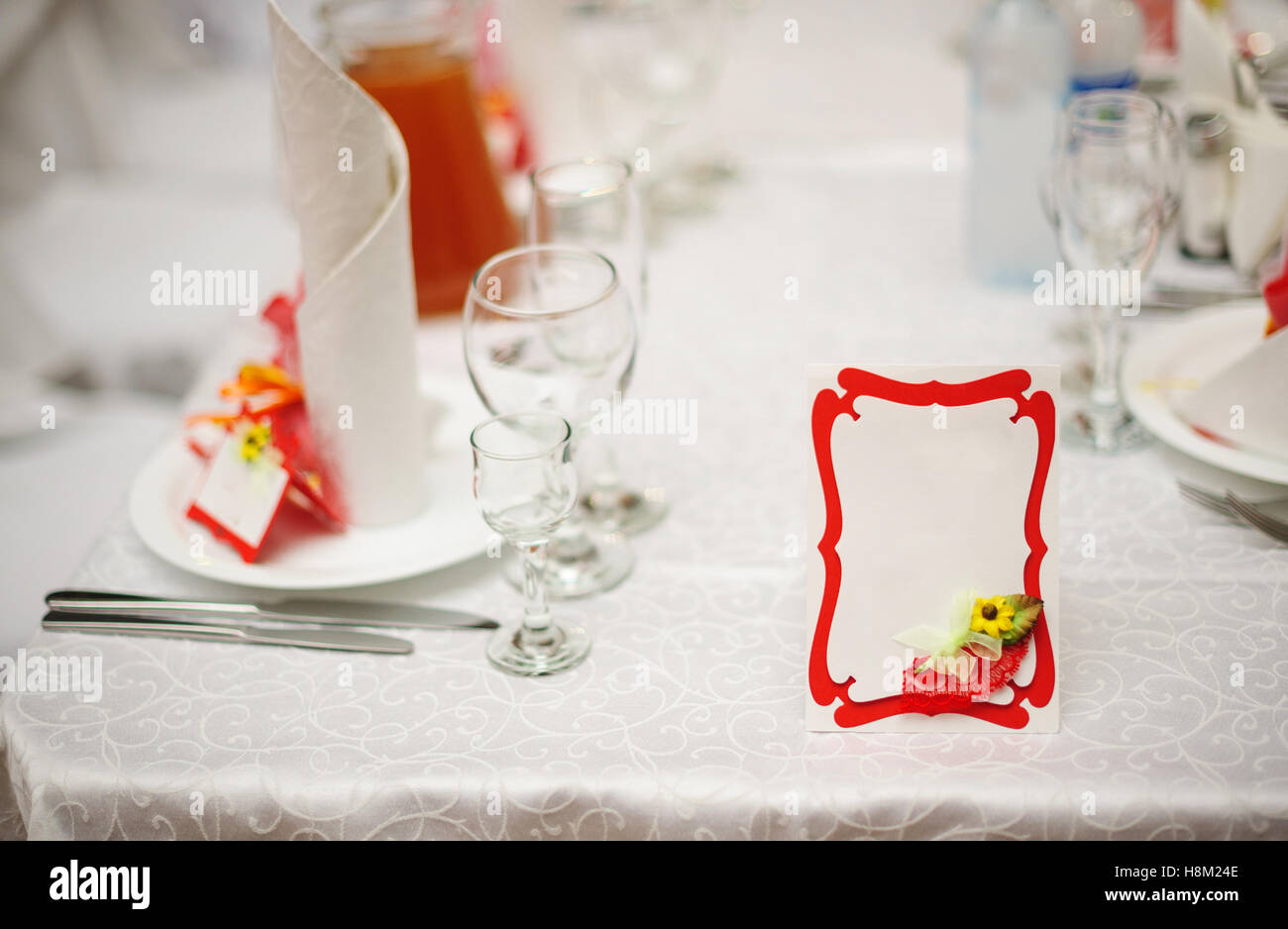 Tavolo riservato per una cena nuziale e scheda di invito Foto Stock