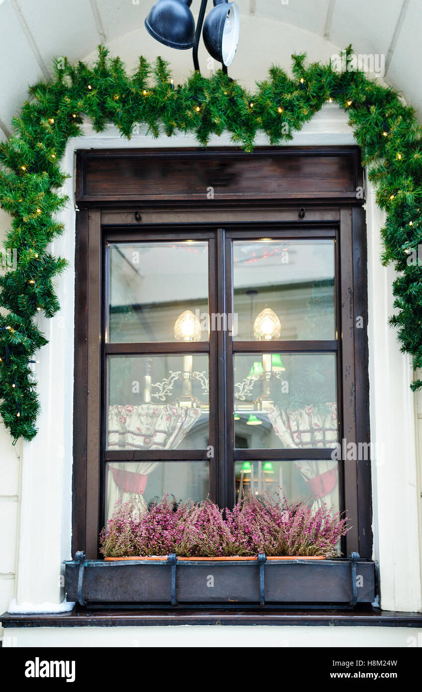Splendido Natale decorati finestra decorazione rami di abete Foto Stock