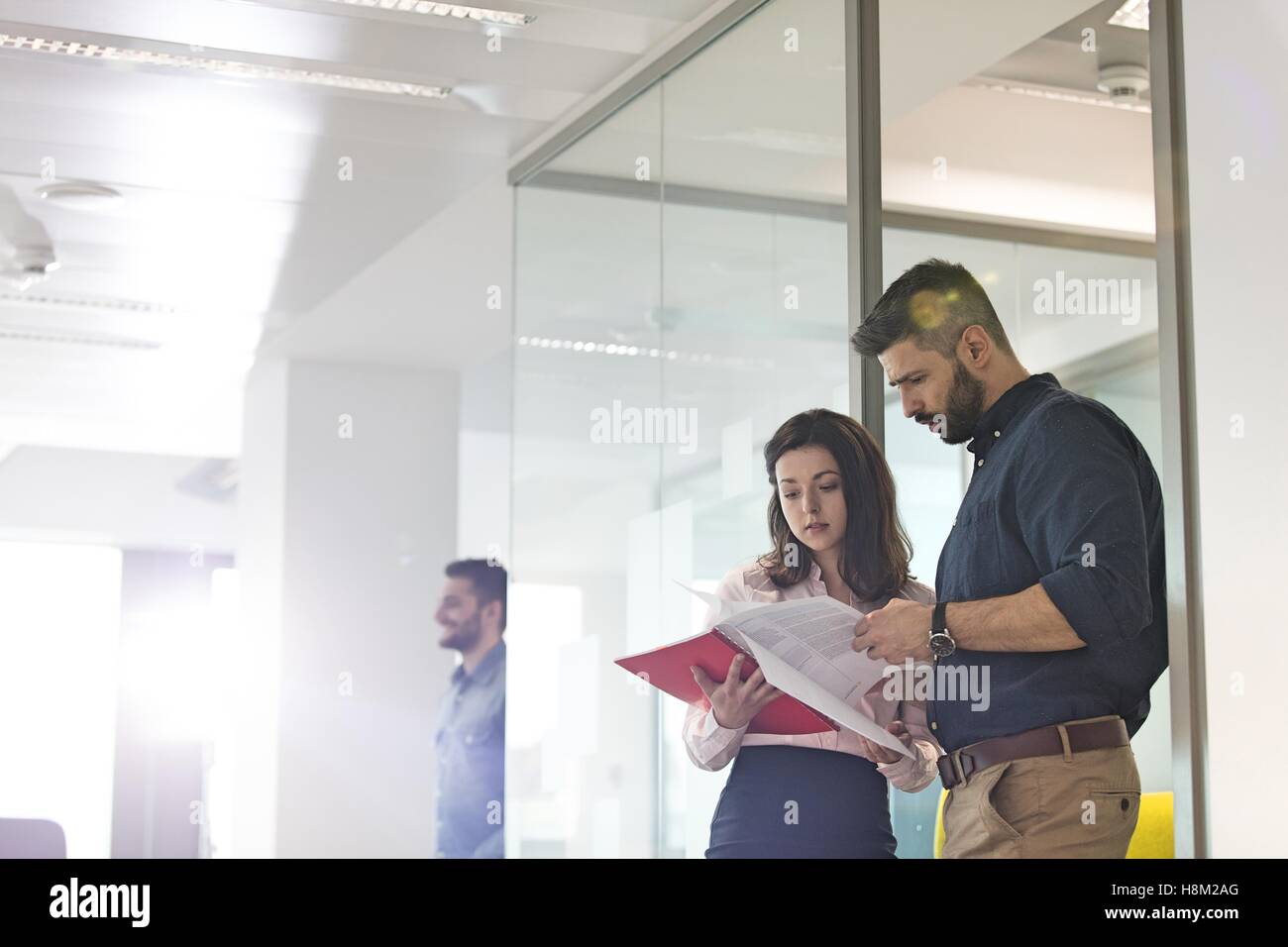 Imprenditore e imprenditrice revisione di progetto in ufficio Foto Stock