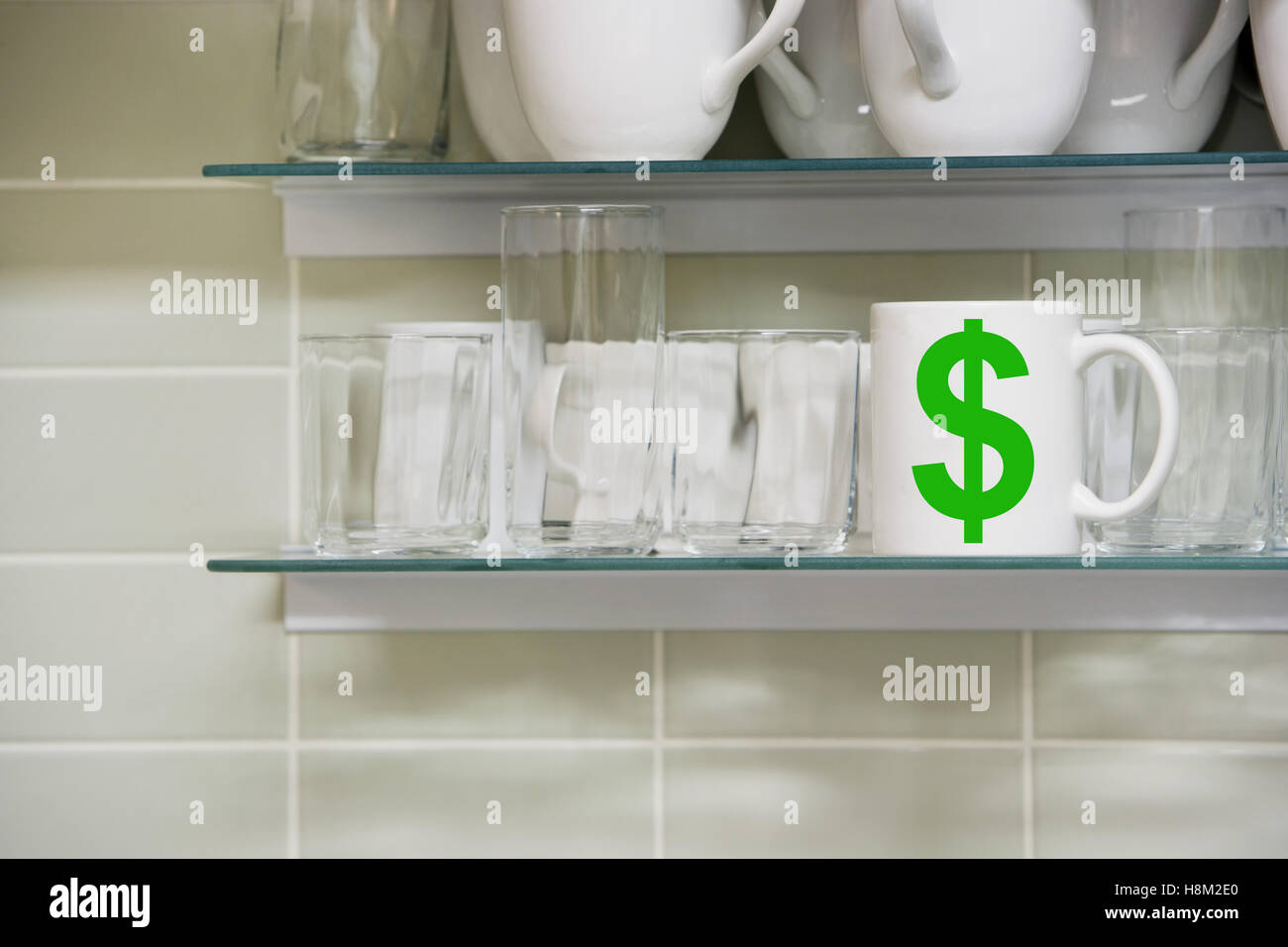 Cup sul ripiano con simbolo del dollaro Foto Stock