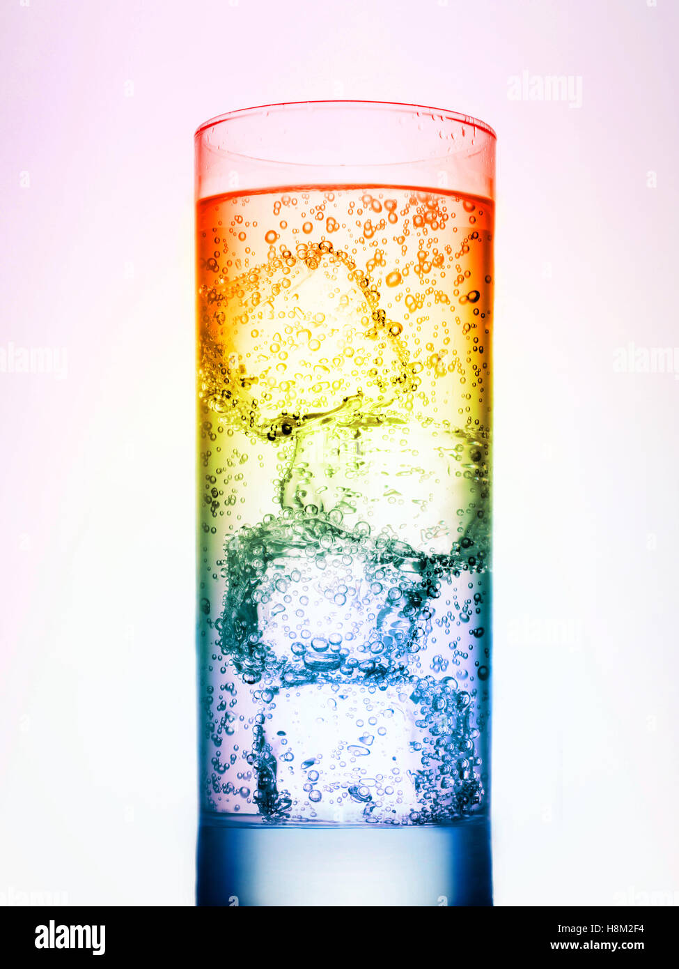 Drink colorati con cubetti di ghiaccio su sfondo bianco Foto Stock
