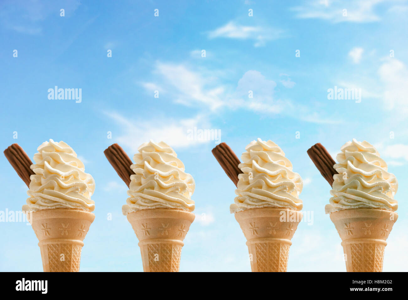 Quattro coni gelato contro Sky Foto Stock
