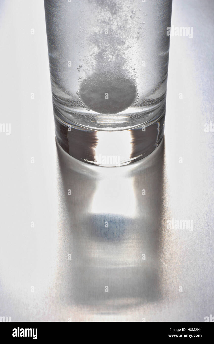 Compressa dissoluzione in un bicchiere di acqua Foto Stock