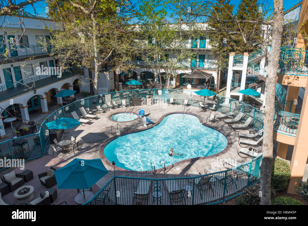 Vista esterna del Quality Suites, un mercato apartment hotel/motel in San Luis Obispo, California, USA. Foto Stock