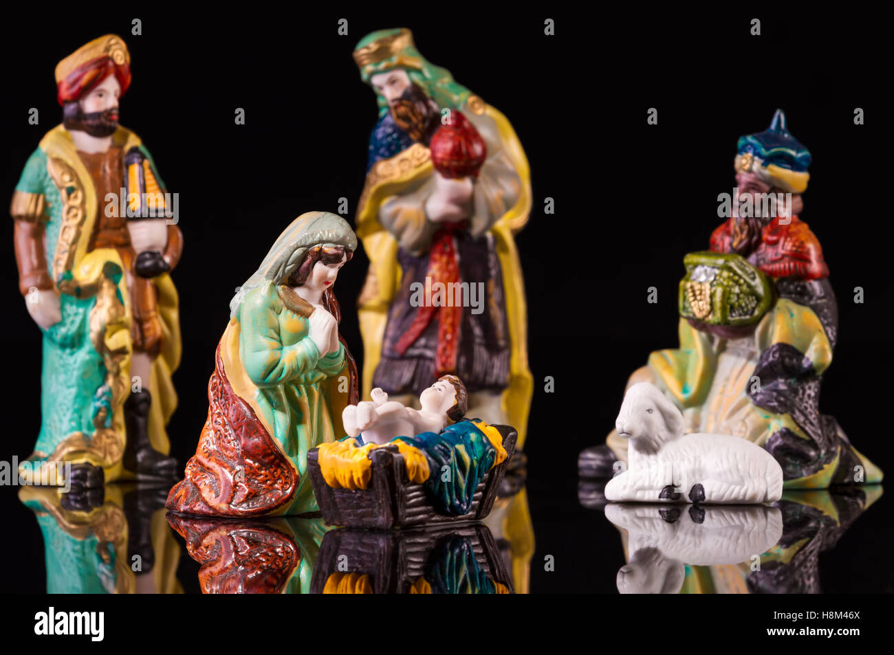 Presepe di Natale scena con figurine compresi Gesù, Maria e dei magi. Focus su Maria! Foto Stock