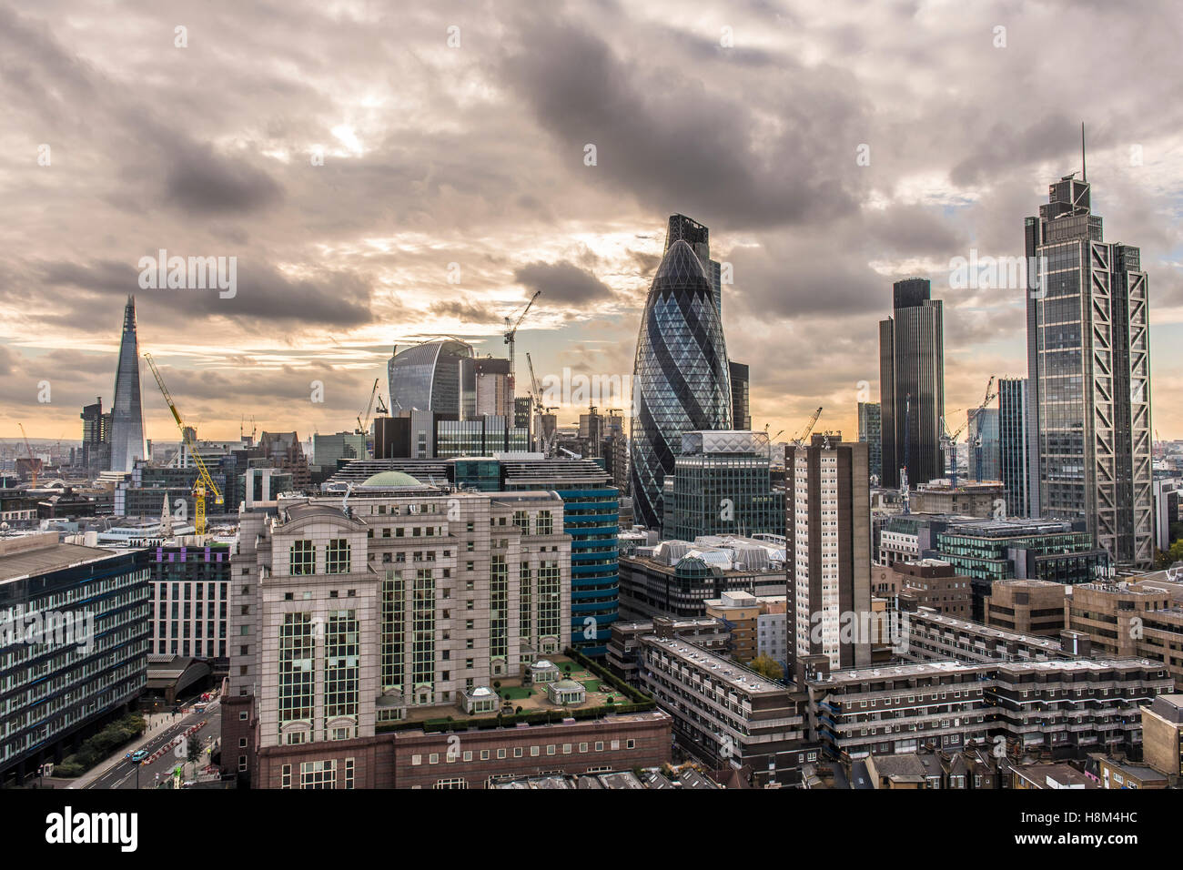 Una skyline di Londra, cityscape, alto, grattacielo, il Gherkin, torre 42, Heron Tower, notte, crepuscolo cittã , Centro finanziario Foto Stock