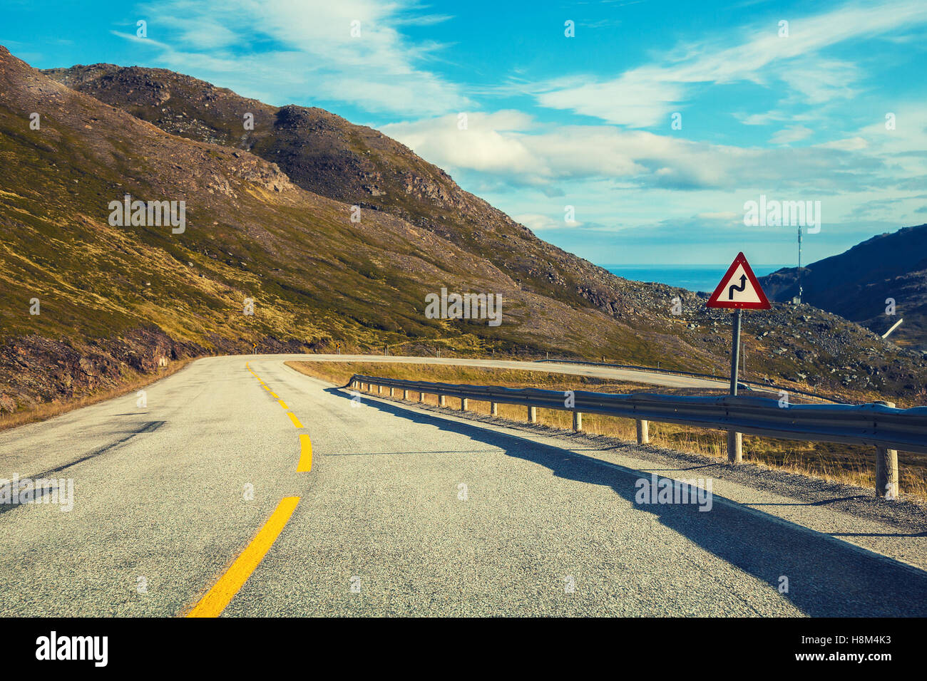 La guida di una vettura sulla strada di montagna. La natura della Norvegia. Circolo polare. Il modo di Nordkapp Foto Stock