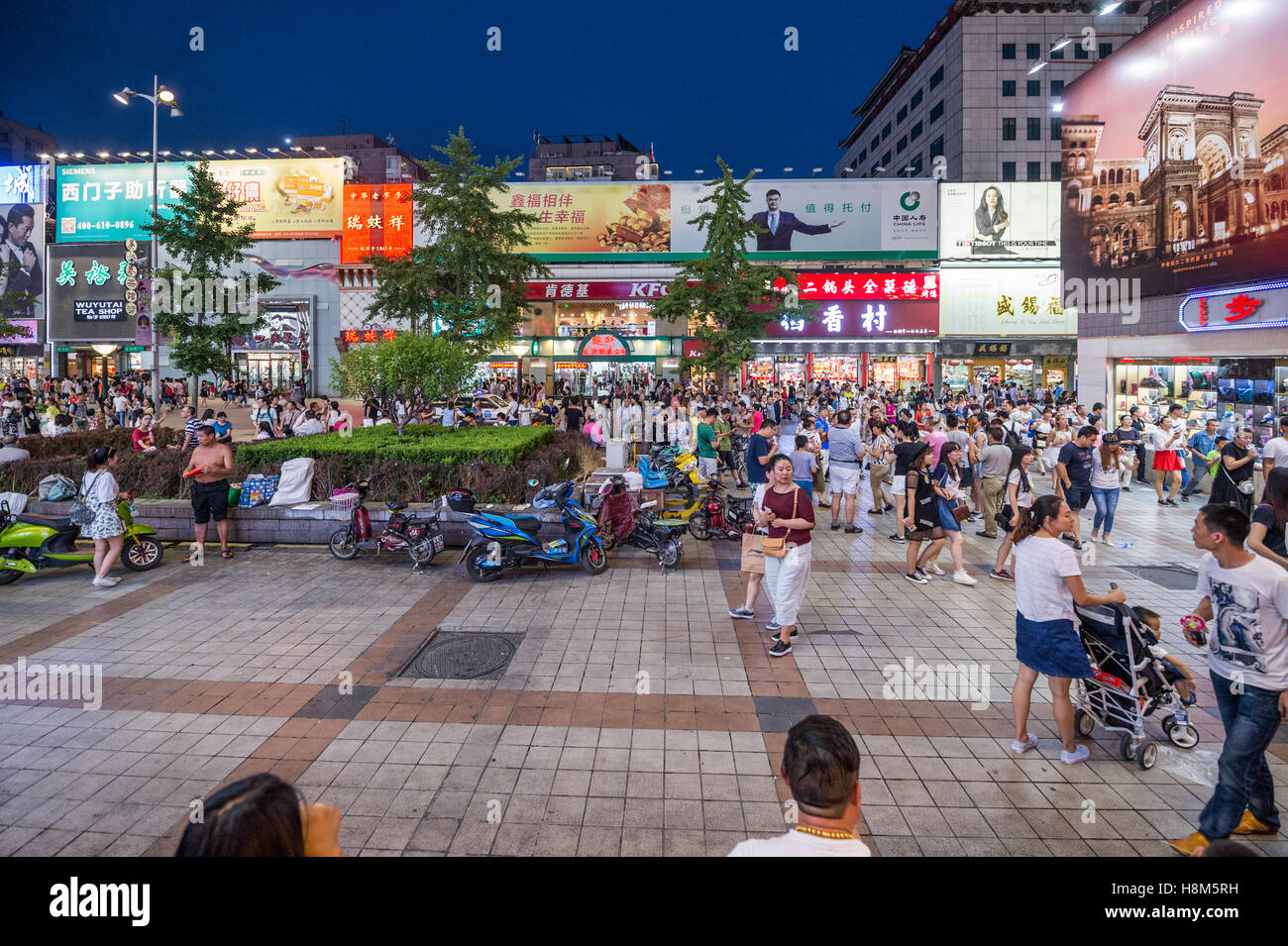 Pechino, Cina - la Donghuamen Snack Mercato Notturno, un grande mercato all'aperto che è un attrazione per i turisti e la gente del posto, individuare Foto Stock