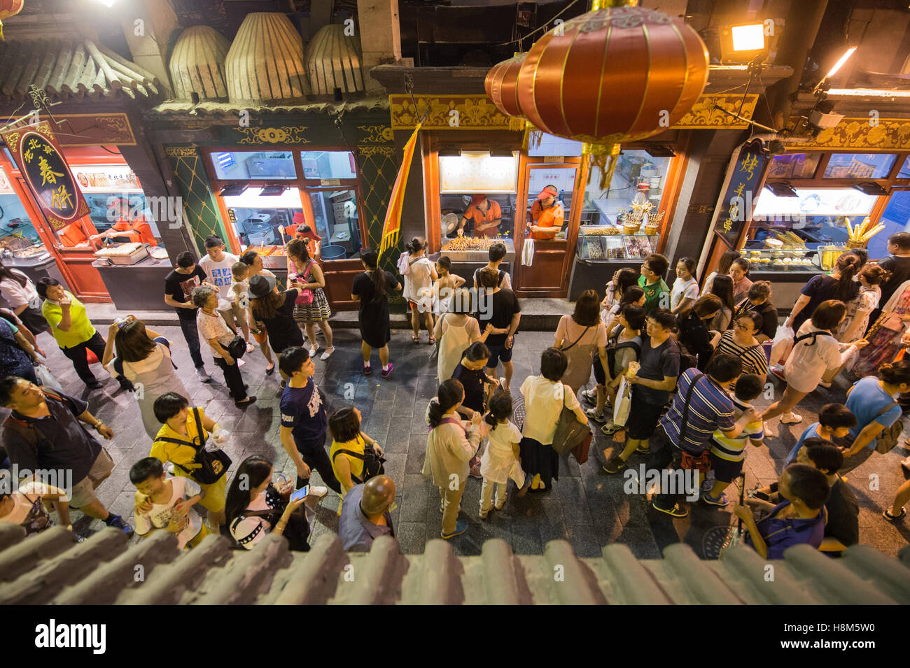 Pechino, Cina - Una folla di persone a piedi attraverso la Donghuamen Snack Mercato Notturno, un grande mercato all'aperto che è un attractio Foto Stock