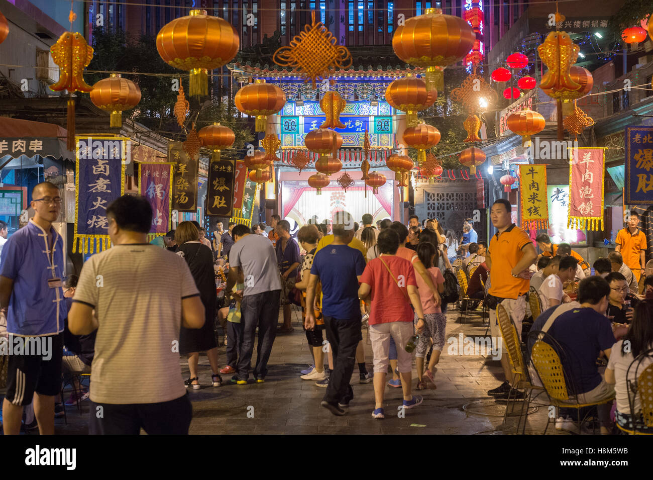 Pechino, Cina - Una folla di persone a piedi attraverso la Donghuamen Snack Mercato Notturno, un grande mercato all'aperto che è un attractio Foto Stock