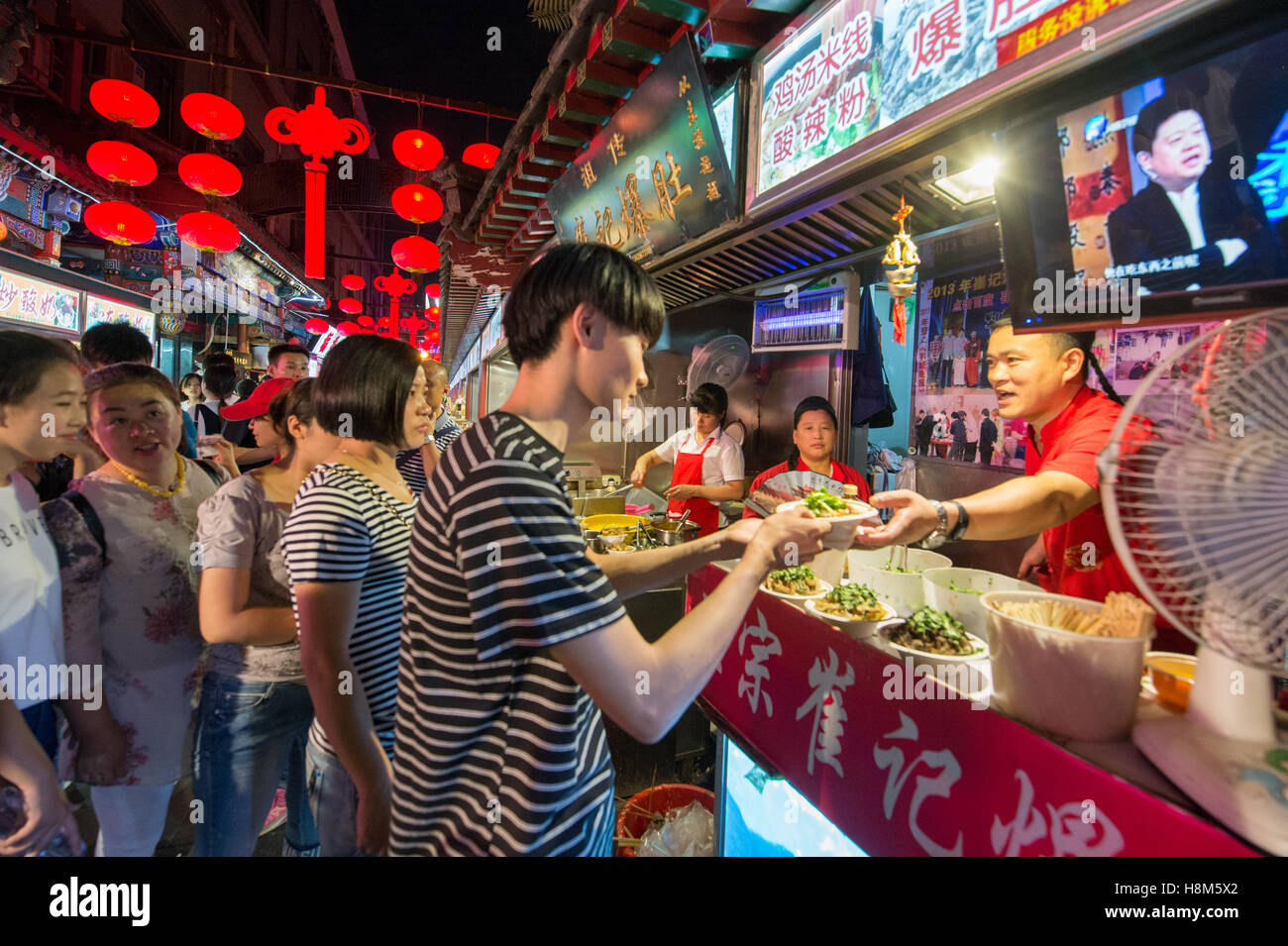 Pechino, Cina - la Donghuamen Snack Mercato Notturno, un grande mercato all'aperto che è un attrazione per i turisti e la gente del posto, individuare Foto Stock