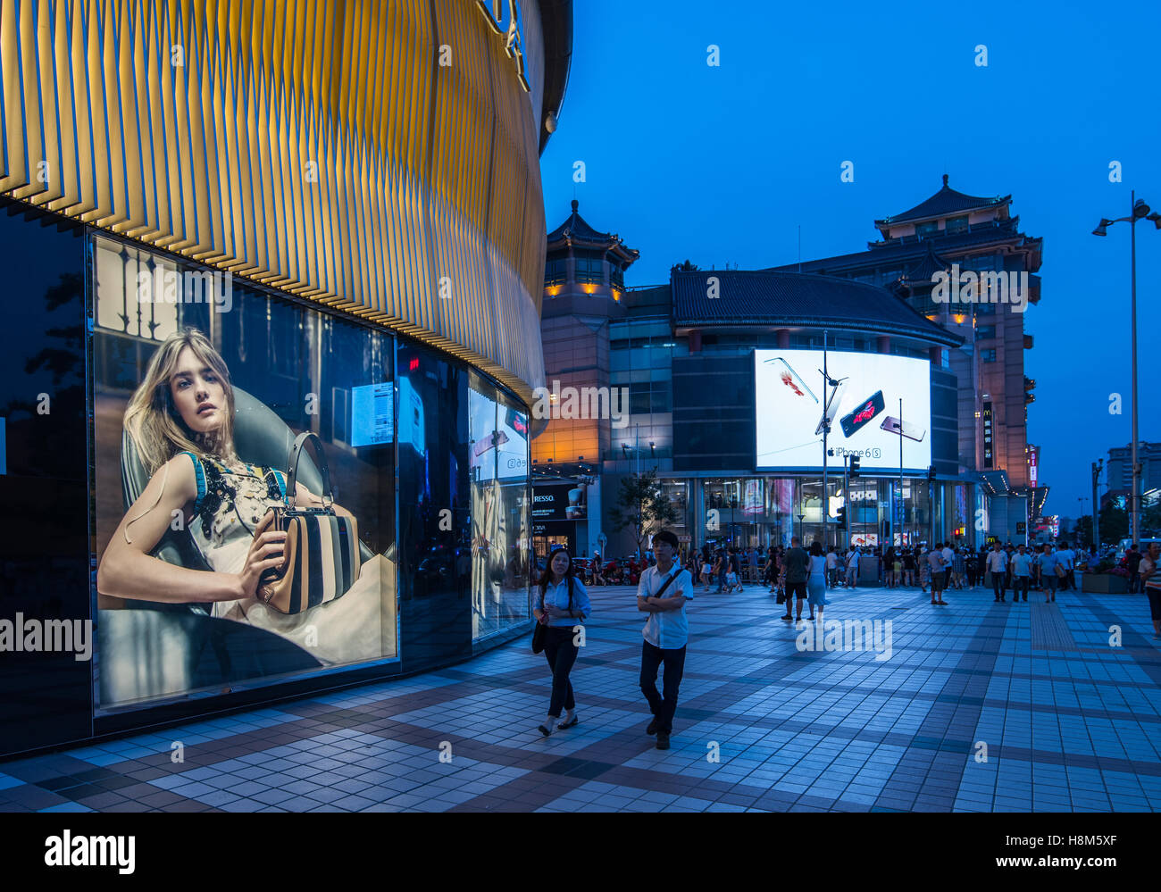 Pechino, Cina - la principale piazza dello shopping sulla Via Wangfujing di Pechino. Foto Stock