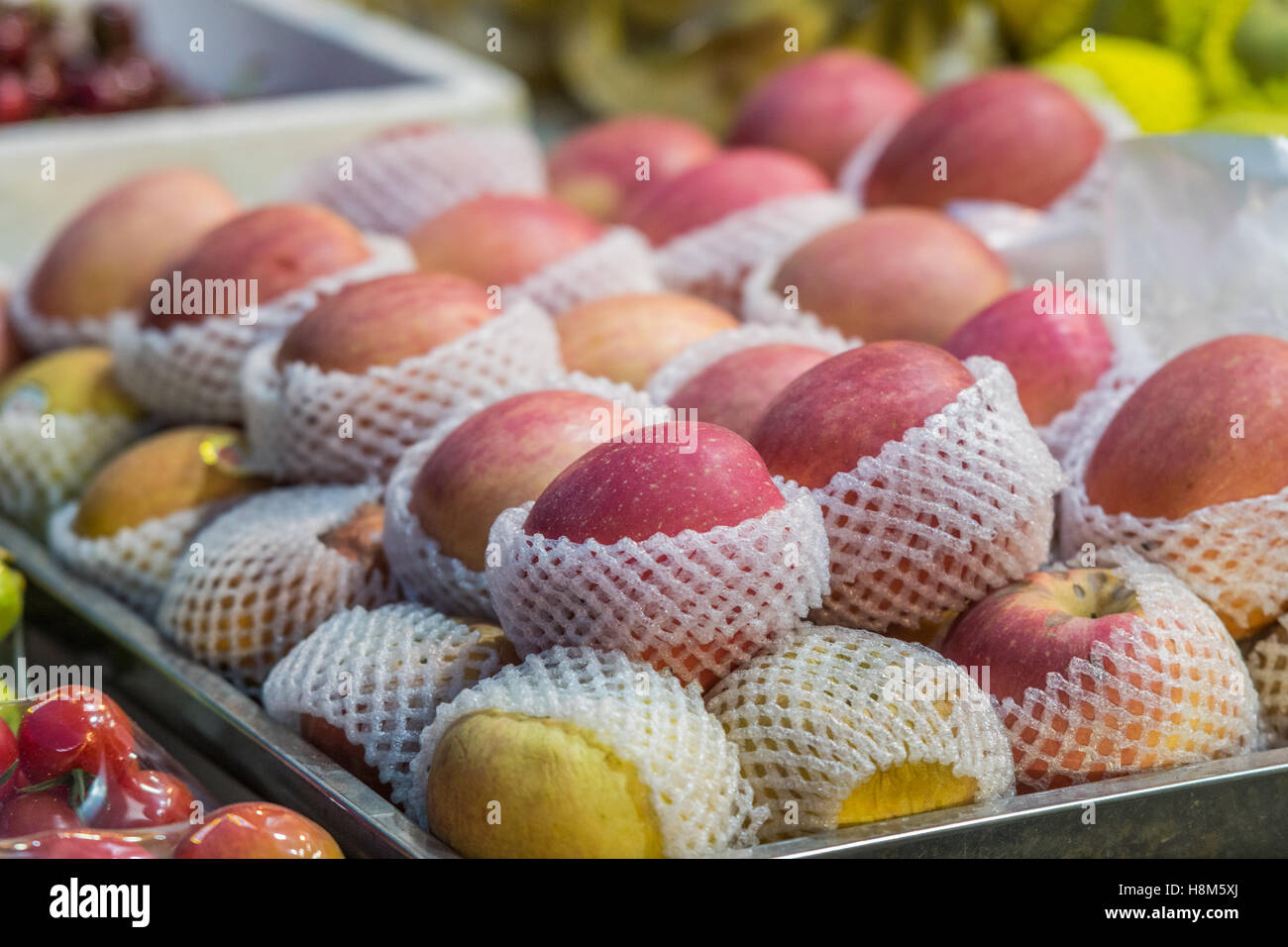 Pechino, Cina - Mele in vendita in la Donghuamen Snack Mercato Notturno, un grande mercato all'aperto che è un attrazione per i locali di un Foto Stock