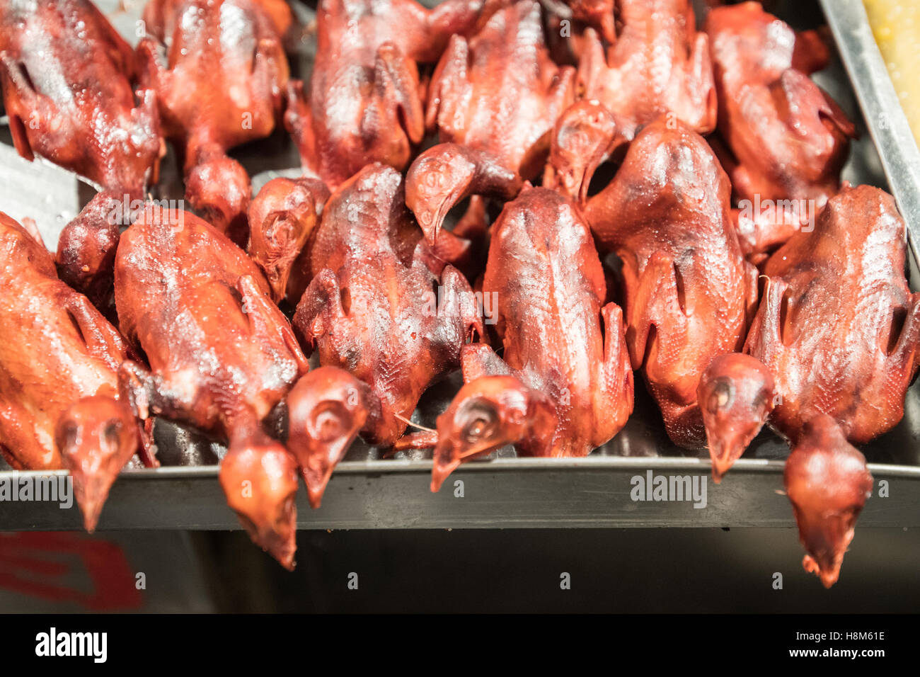 Pechino, Cina - piccoli uccelli cotto in vendita presso la Donghuamen Snack Mercato Notturno, un grande mercato all'aperto che è un attrazione Foto Stock