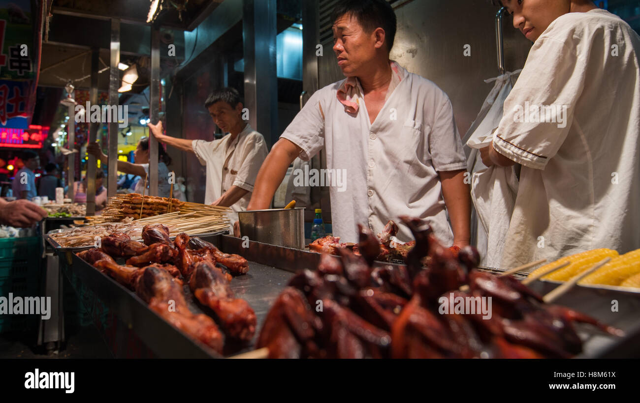 Pechino, Cina - la Donghuamen Snack Mercato Notturno, un grande mercato all'aperto che è un attrazione per i turisti e la gente del posto, individuare Foto Stock