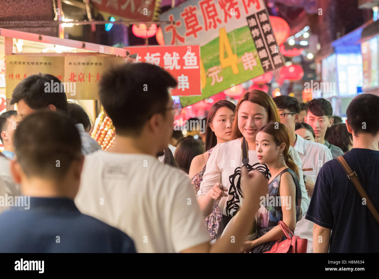 Pechino, Cina - Una folla di persone a piedi attraverso la Donghuamen Snack Mercato Notturno, un grande mercato all'aperto che è un attractio Foto Stock