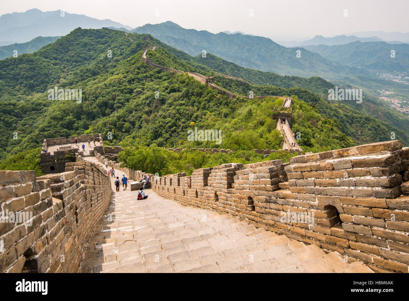 Mutianyu, Cina - Vista del paesaggio di turisti fotografare e camminando sulla Grande Muraglia della Cina. La parete si estende per oltre 6,0 Foto Stock