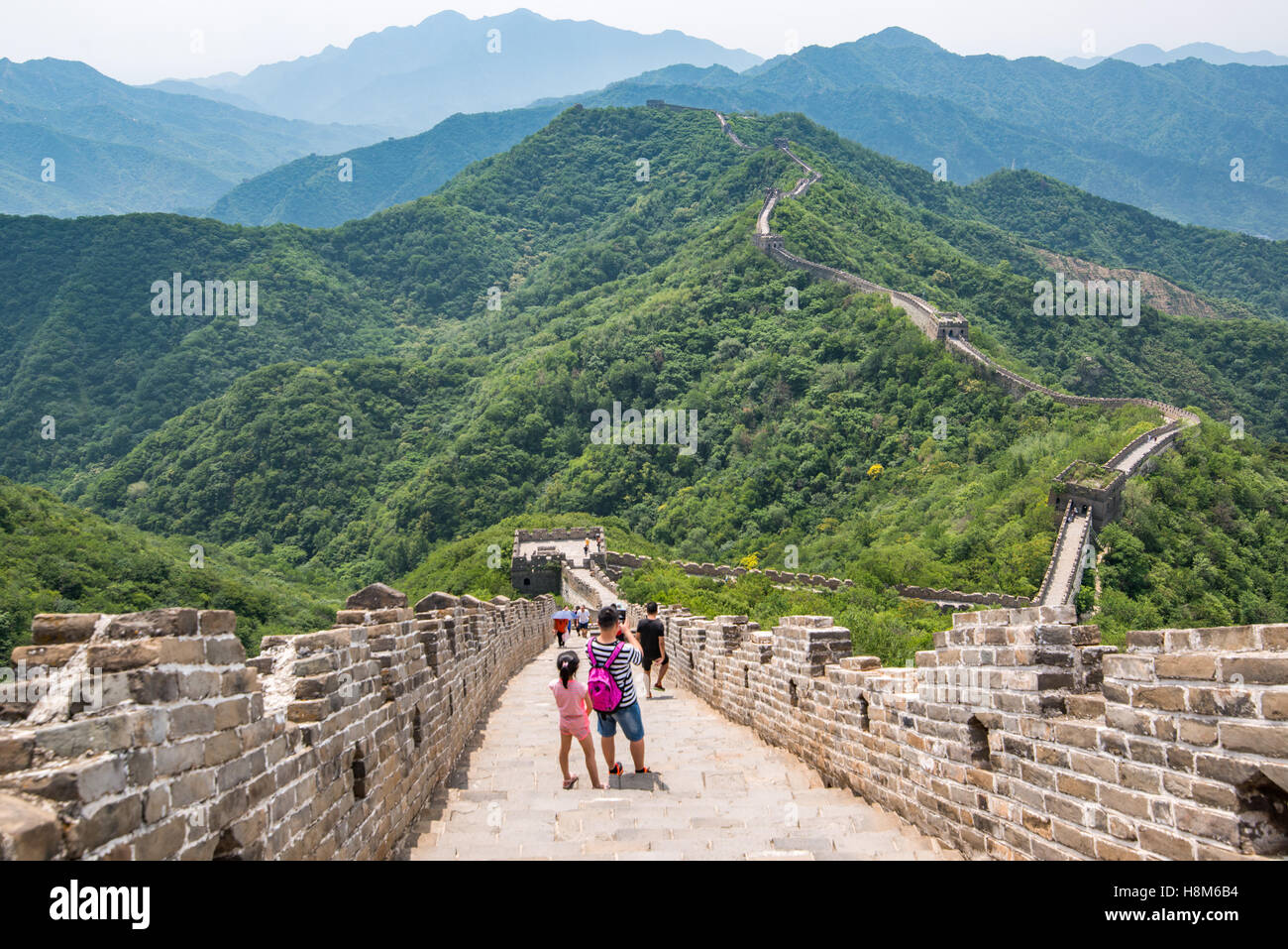 Mutianyu, Cina - Vista del paesaggio di turisti fotografare e camminando sulla Grande Muraglia della Cina. La parete si estende per oltre 6,0 Foto Stock