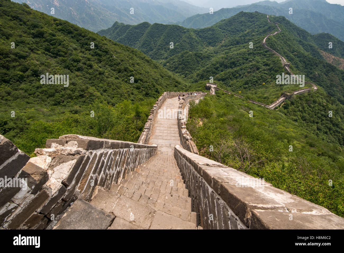 Mutianyu, Cina - Vista del paesaggio della Grande Muraglia Cinese. La parete si estende per oltre 6 mila chilometri di montagna da est a ovest Foto Stock
