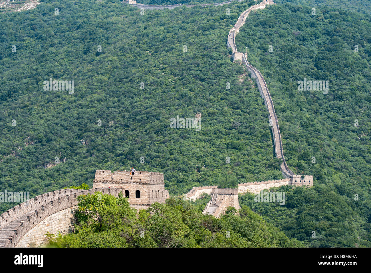 Mutianyu, Cina - Vista del paesaggio della Grande Muraglia Cinese. La parete si estende per oltre 6 mila chilometri di montagna da est a ovest Foto Stock