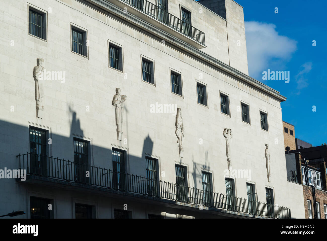 Art Deco sculture sul Royal Institute of British Architects edificio, London, Regno Unito Foto Stock