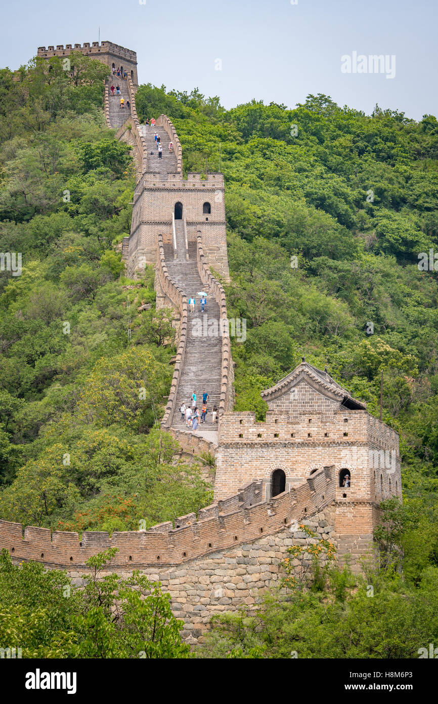 Mutianyu, Cina - Vista del paesaggio di turisti fotografare e camminando sulla Grande Muraglia della Cina. La parete si estende per oltre 6,0 Foto Stock
